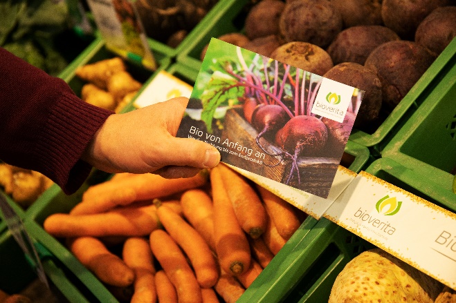 Gemüse im Regal mit bioverita-Postkarte